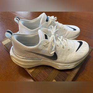 Like NEW size 8.5 Women's Nike ZoomX Invincible 3